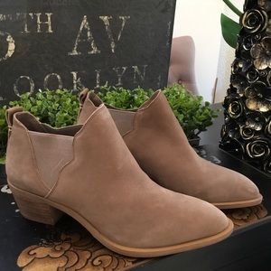 Sole/society Nancy scalloped Chelsea bootie sz6B